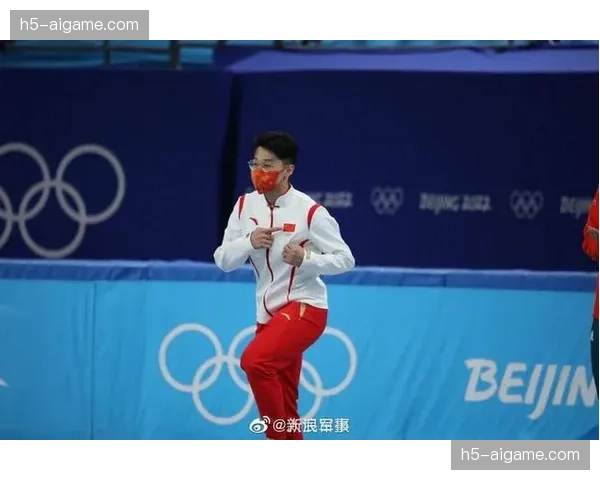 镜头捕捉：场边助教手持战术板，向球员强调“攻击肋部”手势