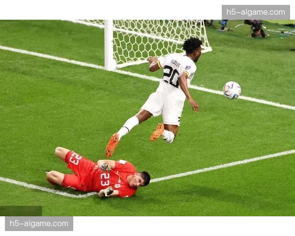 镜头瞬间：VAR长时间介入判罚点球，圣西罗球场响起漫天嘘声